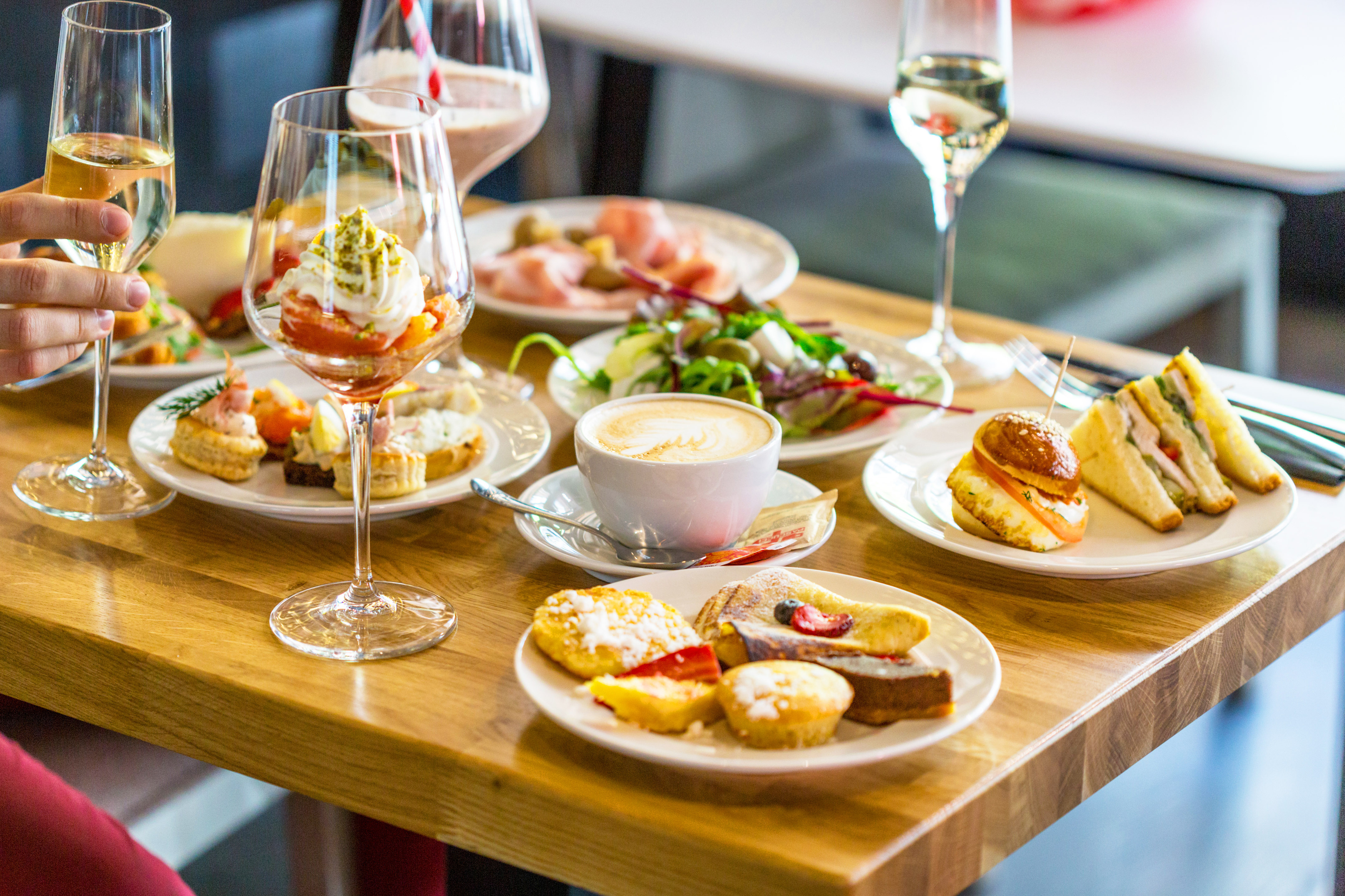 A fresh layout of sunday brunch with refreshments.